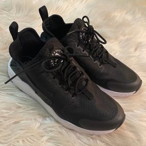 Women’s Nike huarache size 8